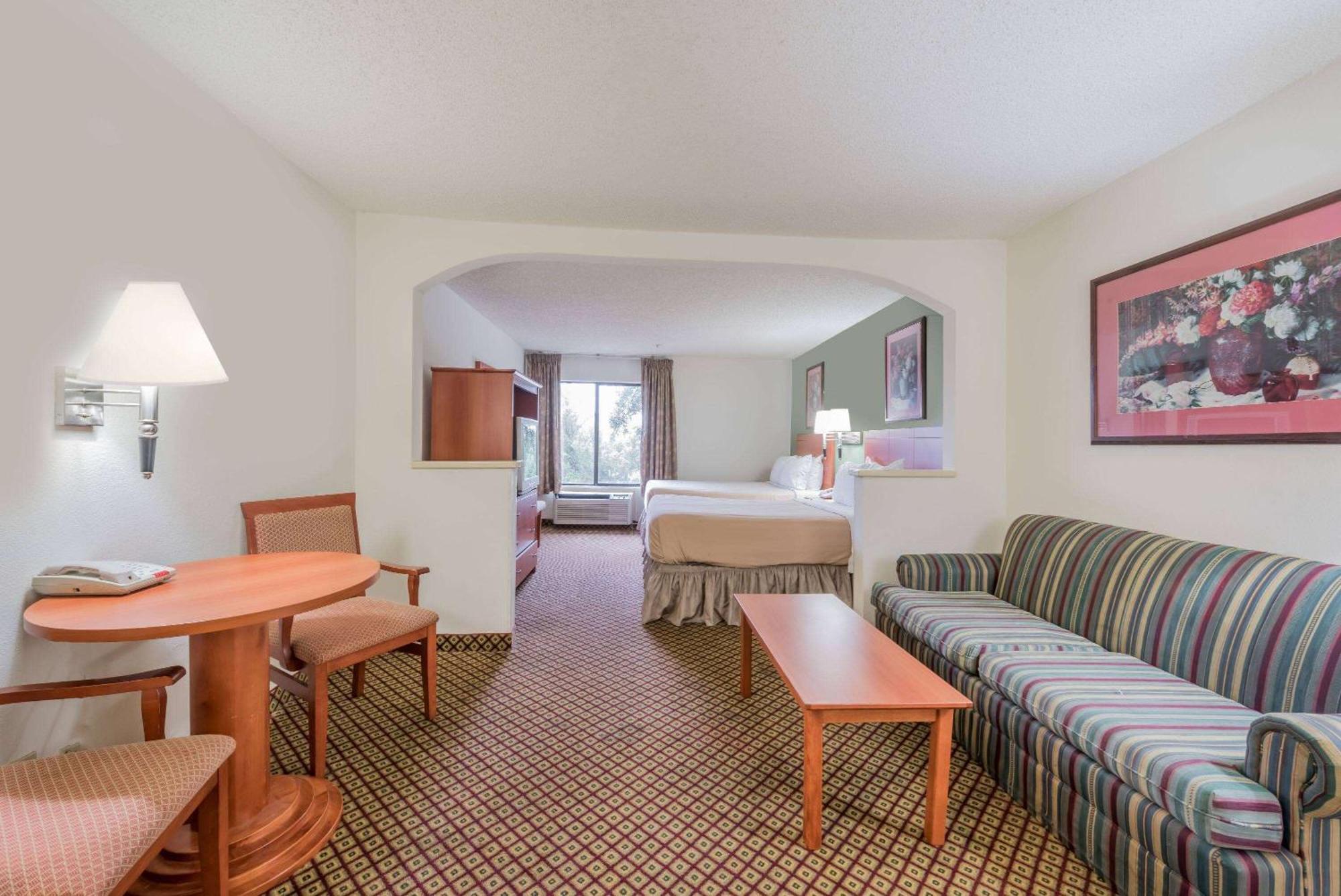 Super 8 By Wyndham Downtown South Hotel Fort Worth